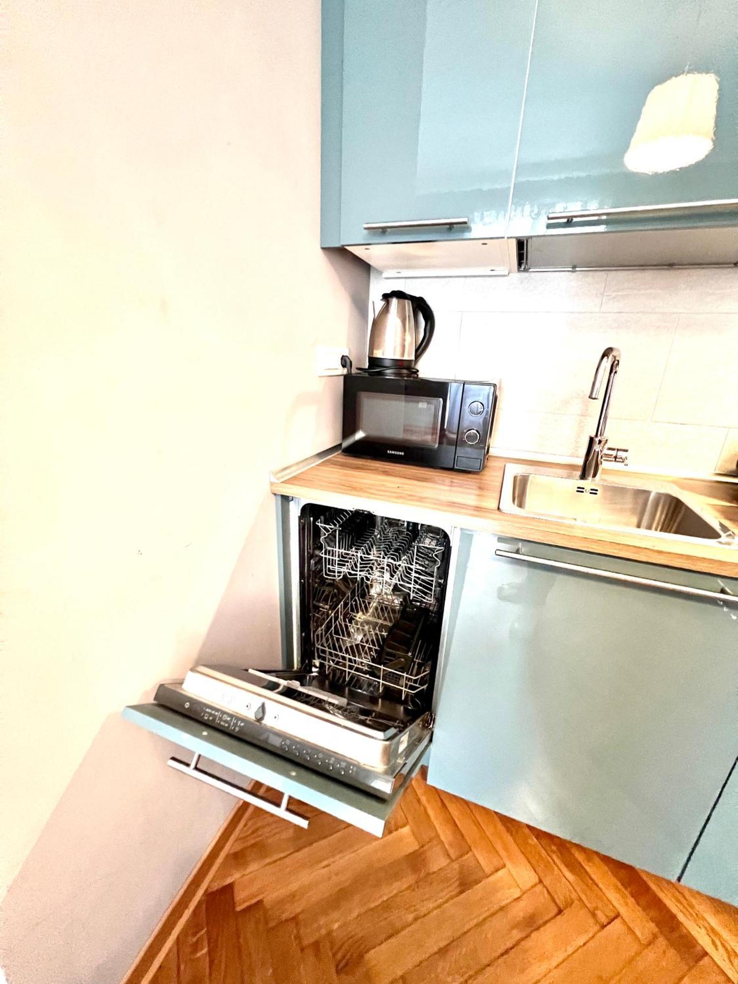Residence Montanelli ตรีเอสเต ภายนอก รูปภาพ